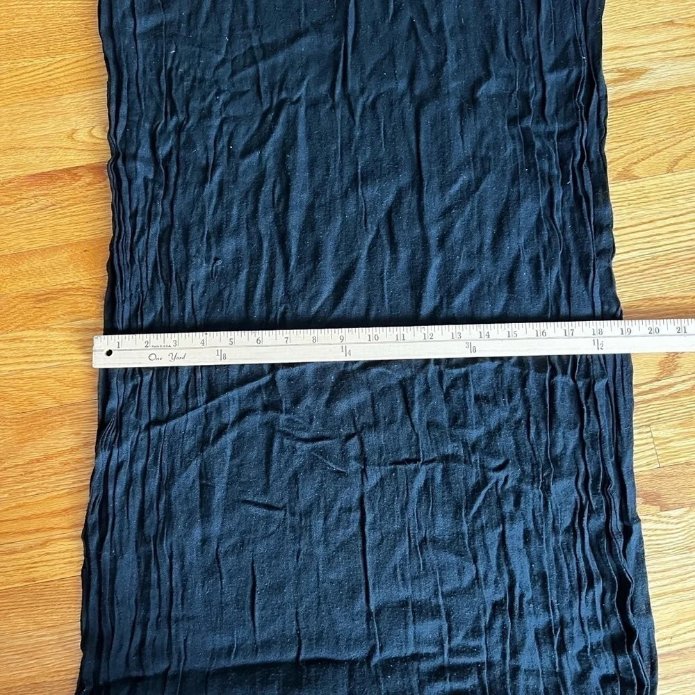 Black light weight scarf - Picture 2 of 3